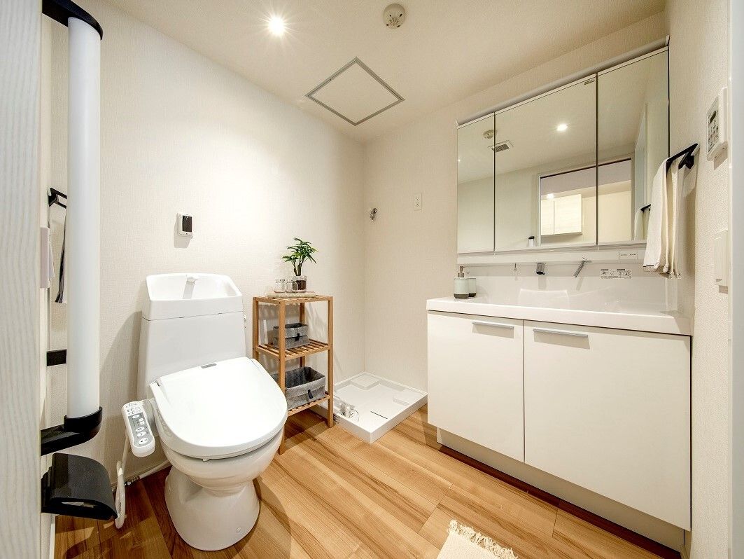 トイレと洗面所が同じ場所にあり、壁には手すりが付き、コーナーには洗濯機置き場もある。