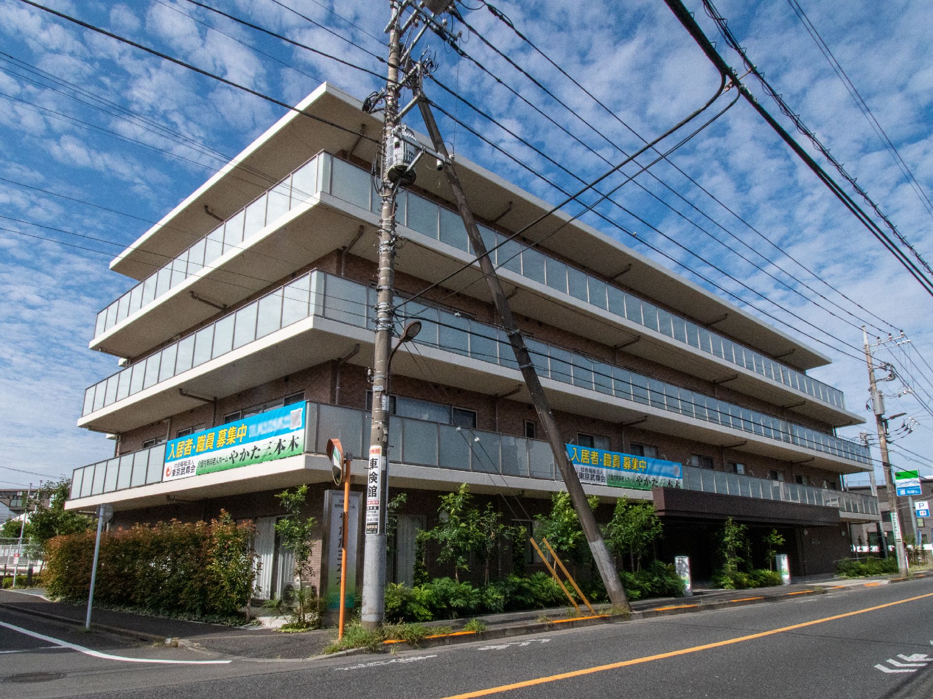 道路沿いに面した４階建ての介護付き有料老人ホーム