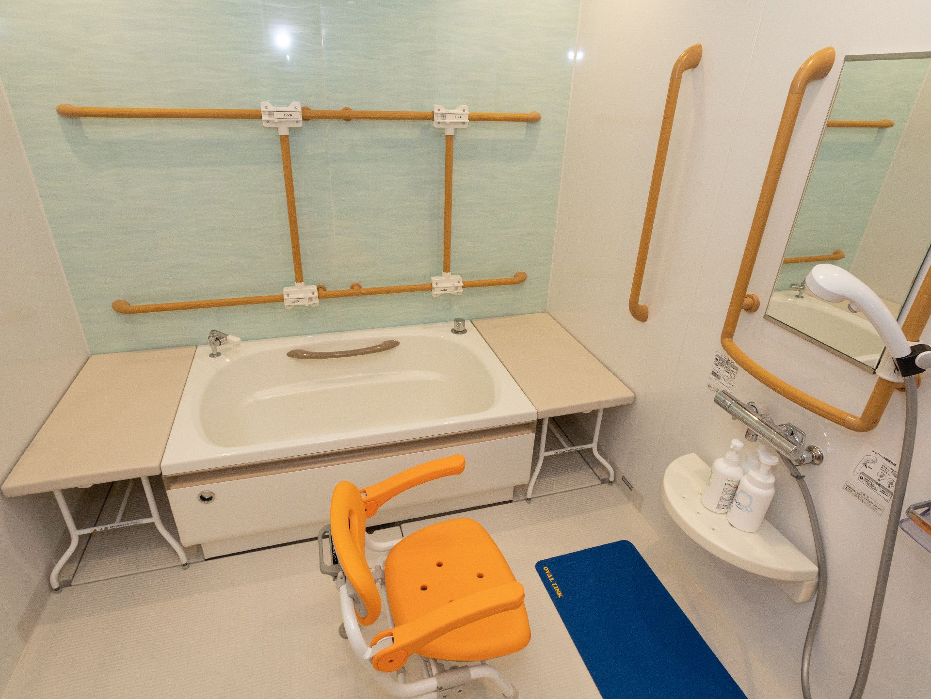バリアフリー完備で手すりが設置され、滑りにくい床材が使われている浴室