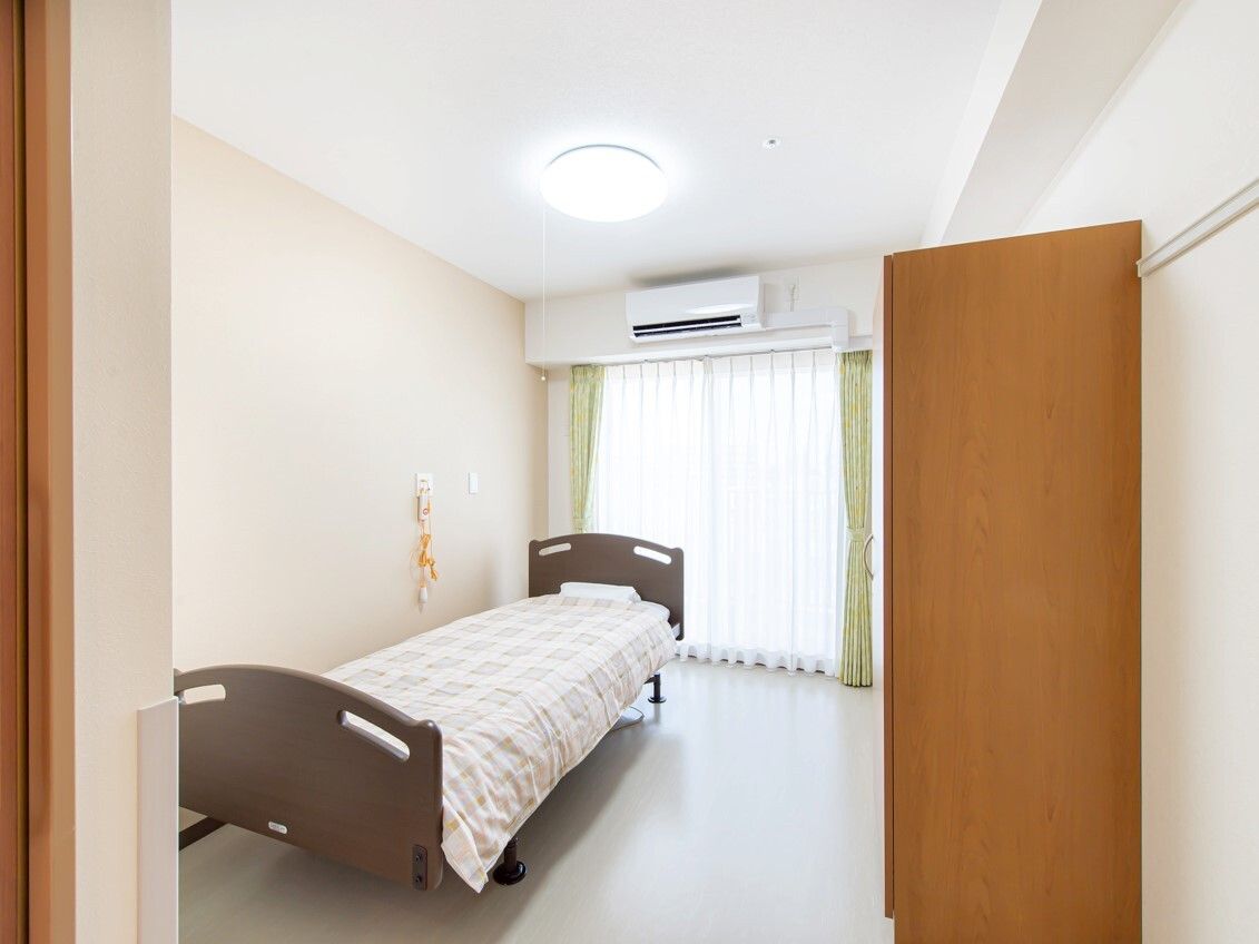 緊急通報装置付きの個室のお部屋には介護ベッドやクローゼット、エアコンが付いている。