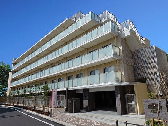 各フロアにベランダが付いた5階建ての建物は日当たりのいい場所に建っている。玄関には屋根が付いている。