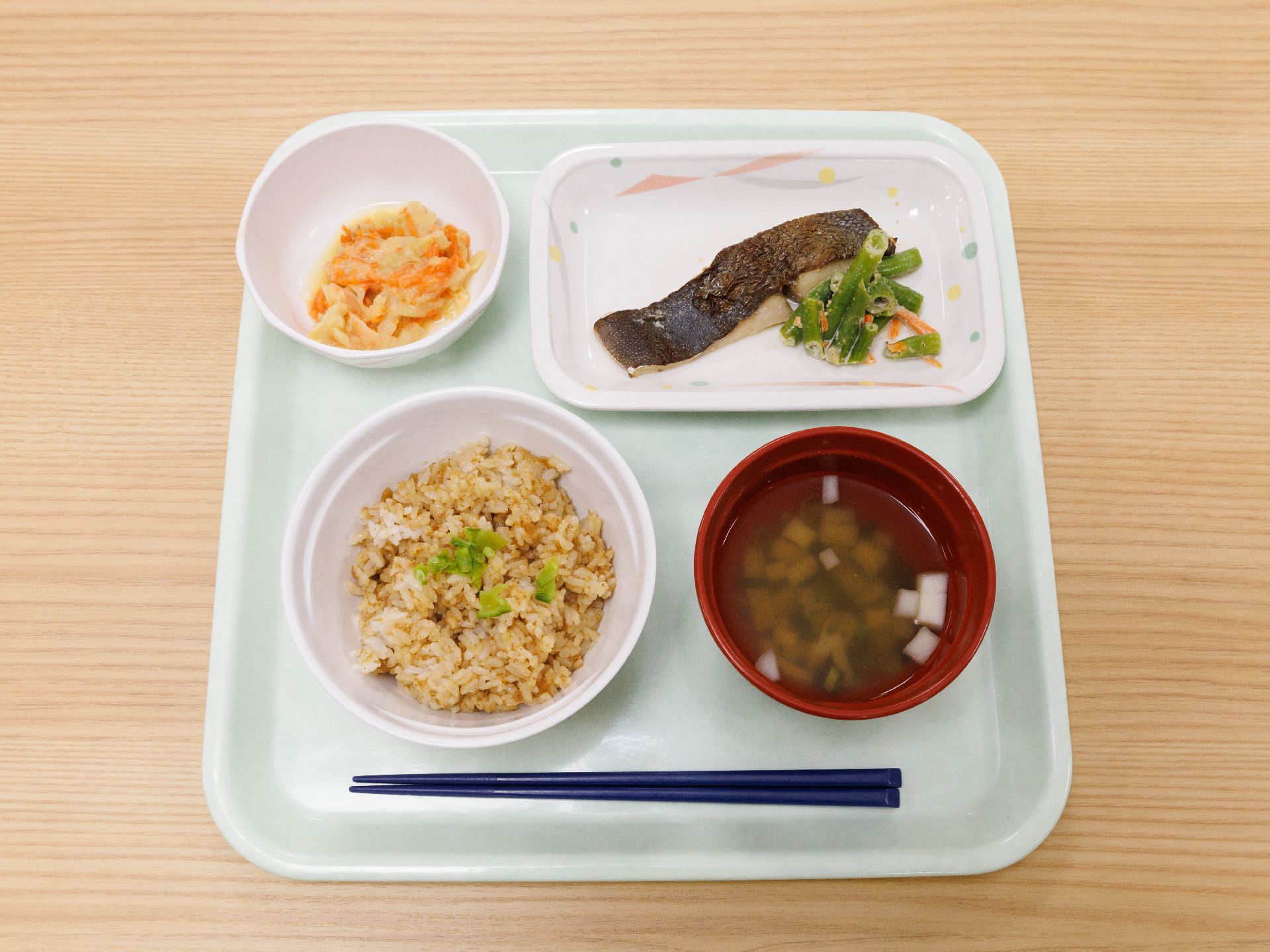 焼き魚とご飯と味噌汁のセット