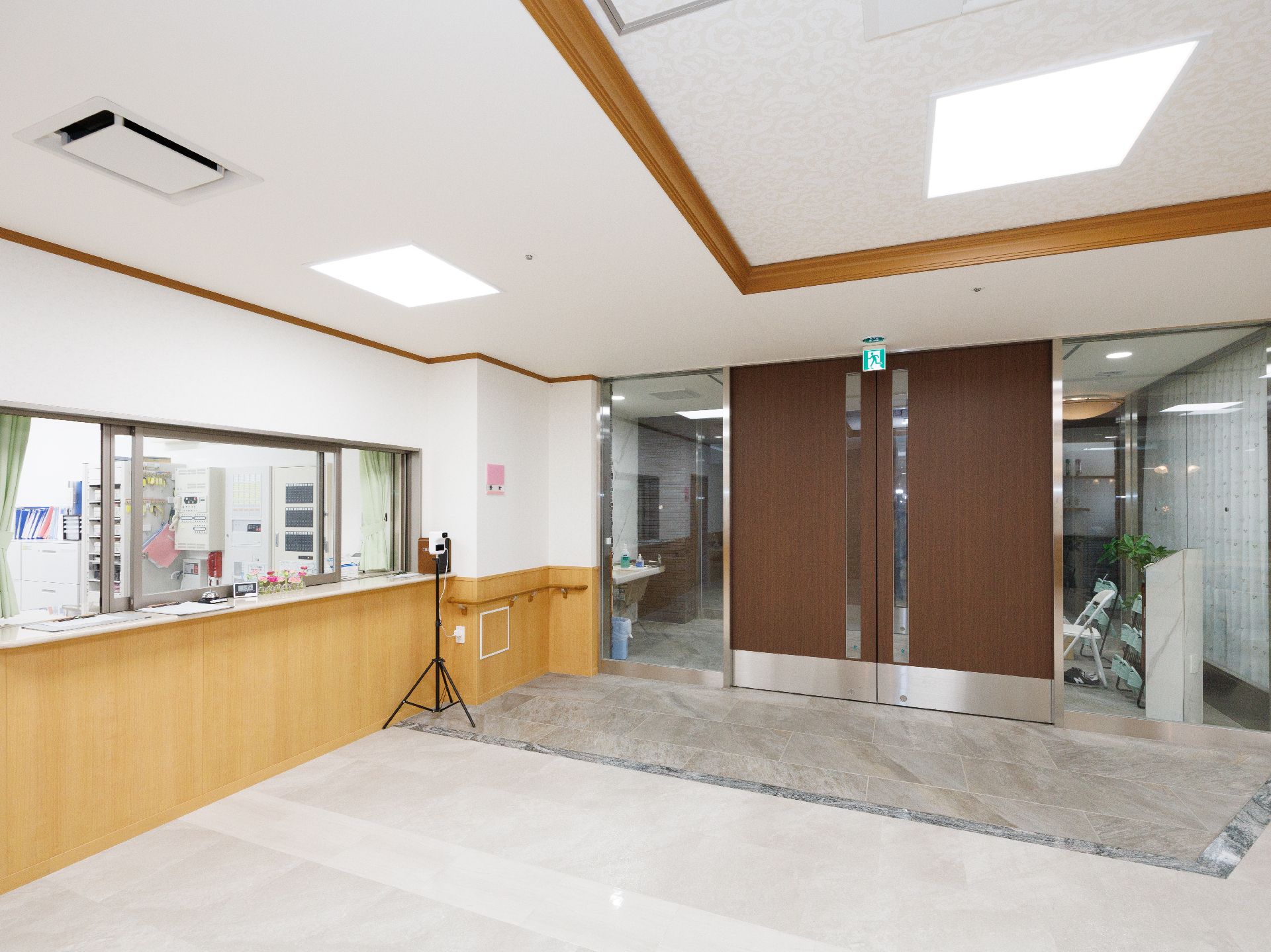 スタッフルームも兼任している、明るく広い受付