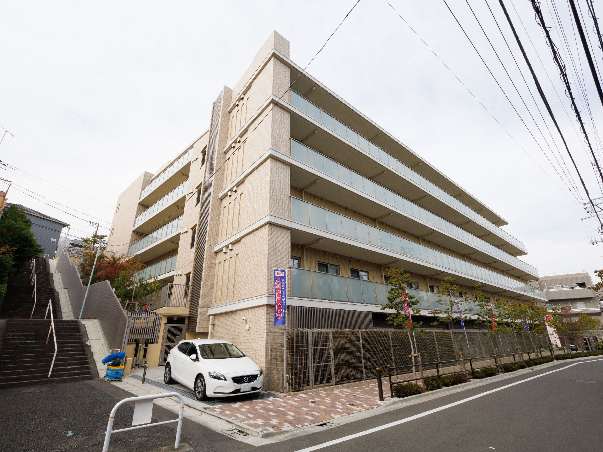駐車場も近くに設置してある介護施設の外観