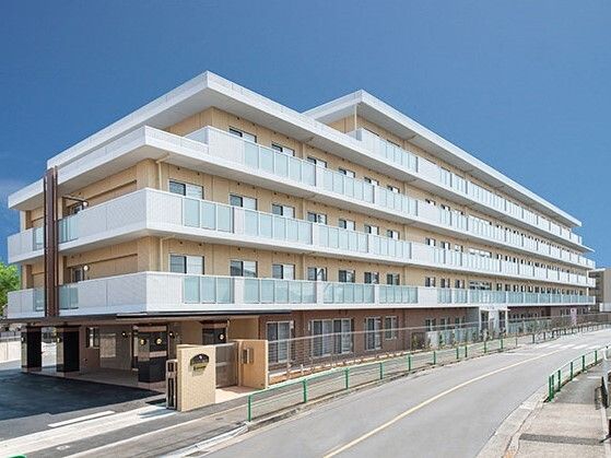 道路の面して建っている5階建ての建物は日当たりのいい場所にあり、各フロアにベランダがある。