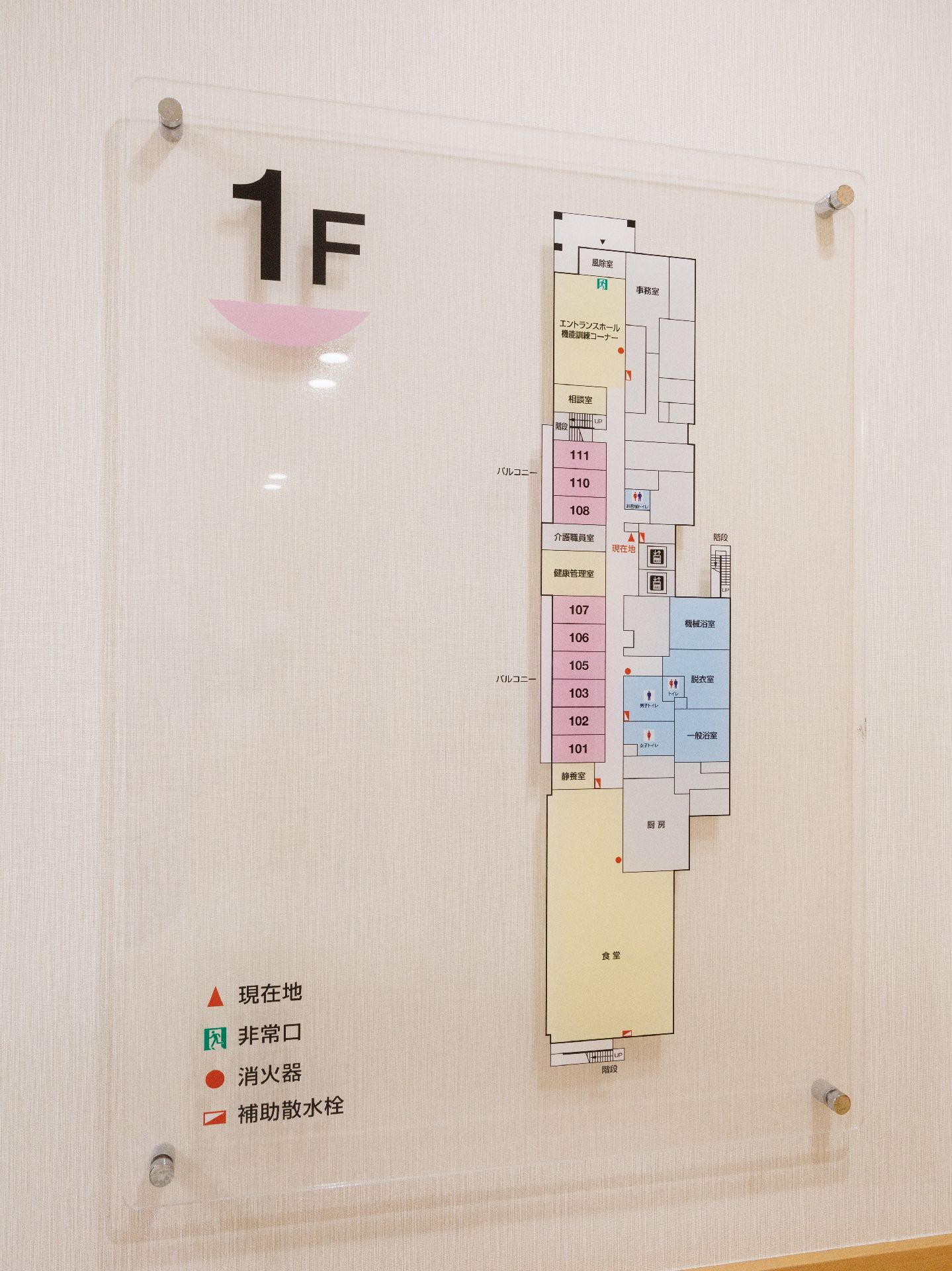 施設の見取り図が設置されている廊下