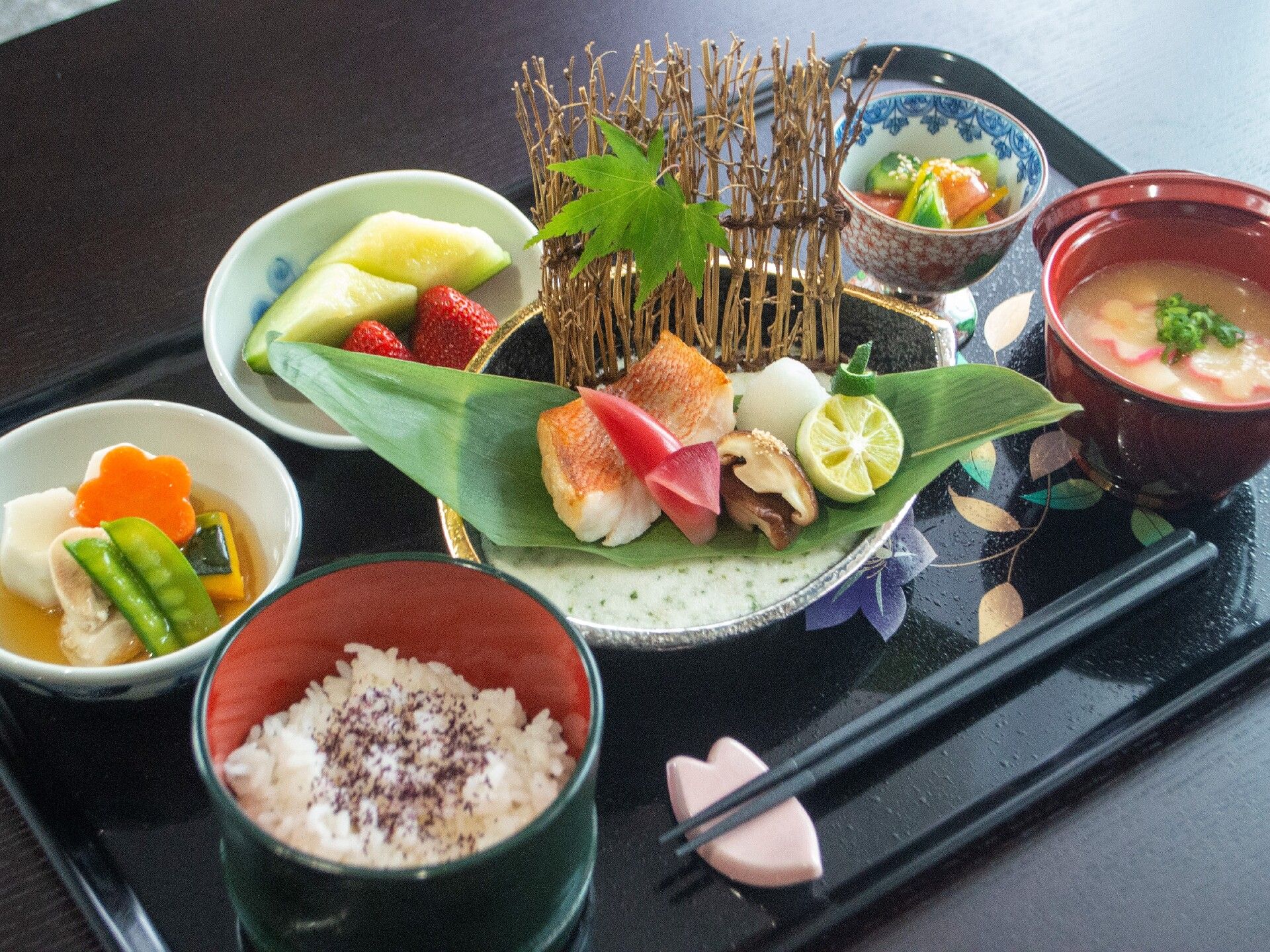 魚や野菜、フルーツなどが調理され美しく盛り付けられたお盆