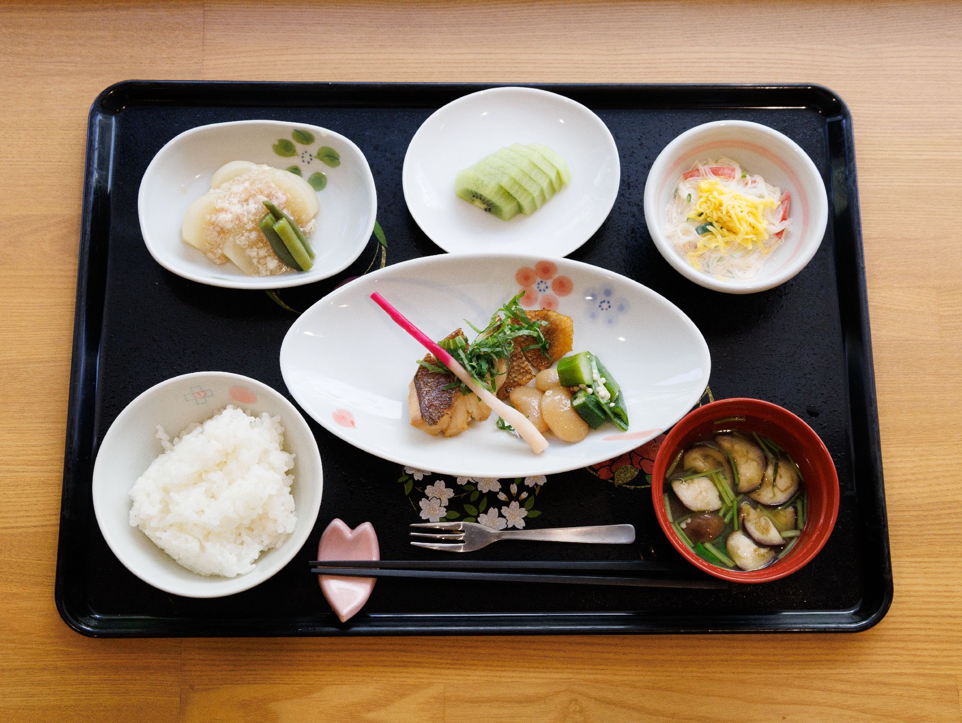 栄養バランスに配慮するだけでなく、味にもこだわって提供されている食事
