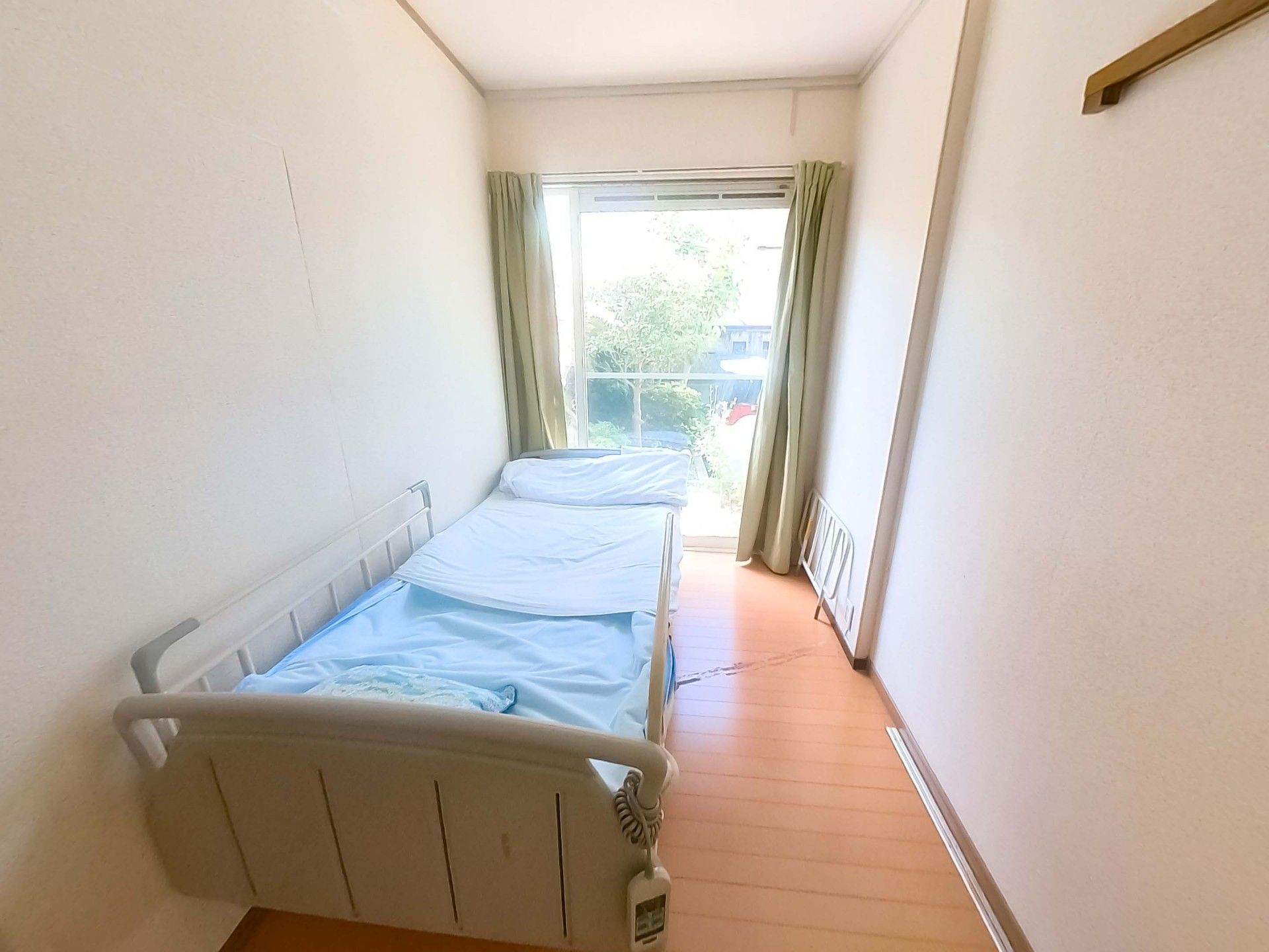 窓際のベッドルーム