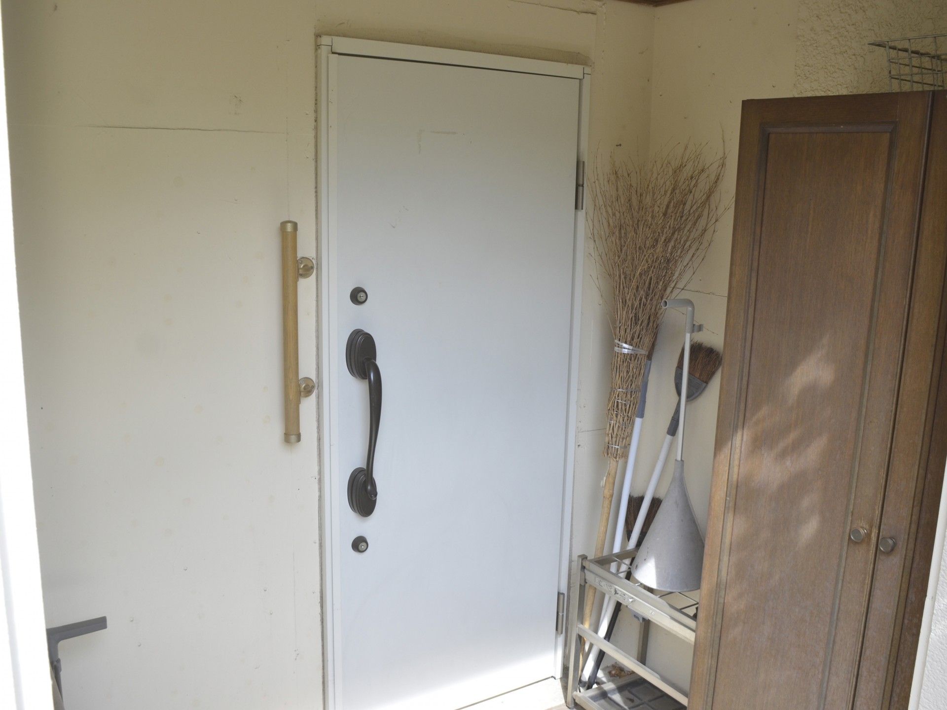 掃除用具が置かれた扉