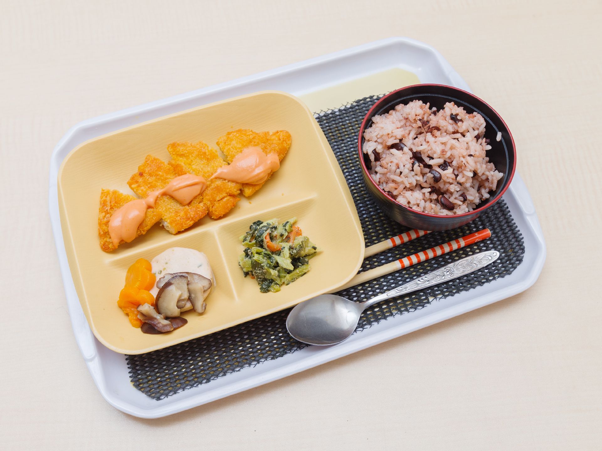 カツや野菜の副菜と赤飯のセット