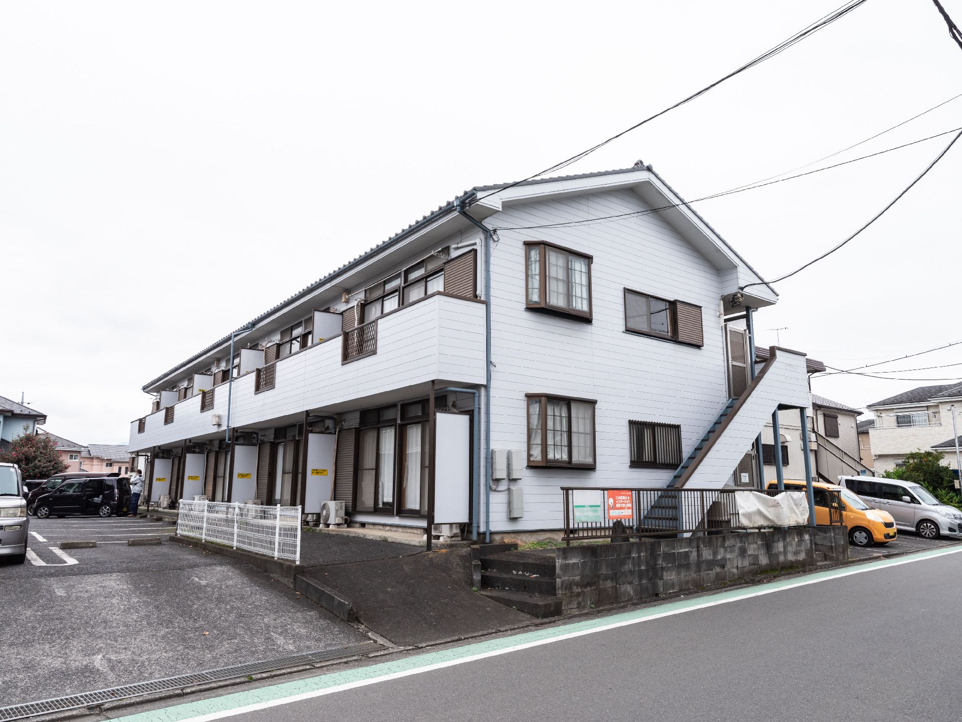 広い駐車場が隣接している、おしゃれな屋根のある介護施設