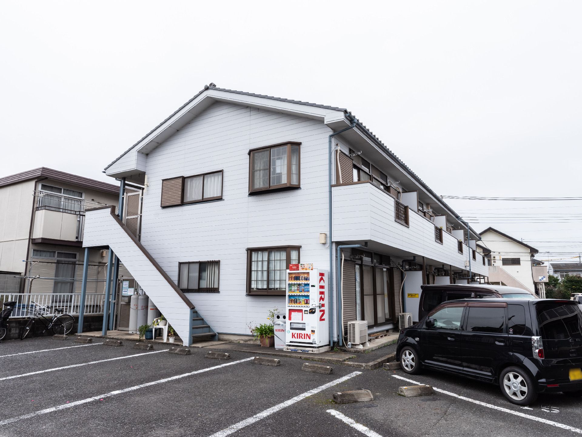 駐車場の出入り口から見た、斜め前から見た施設全体の外観