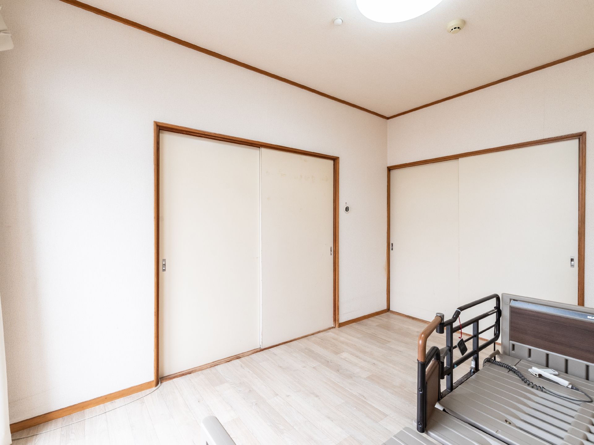 介護ベッドや収納が置かれている居室