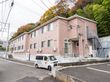駐車場とスロープが設置してある介護施設の外観