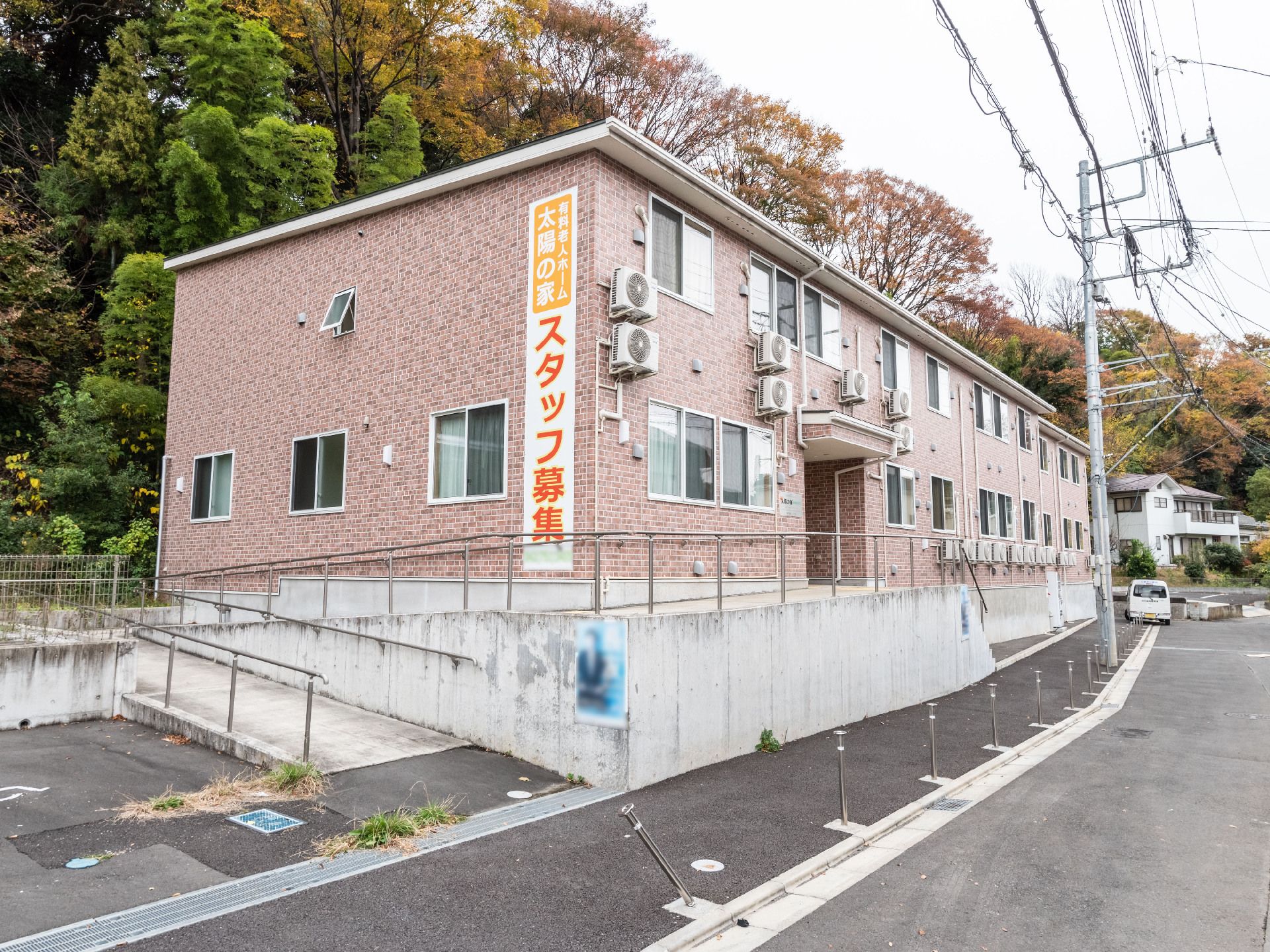段差が排除された、車椅子の方でも楽に入館できる施設の外観