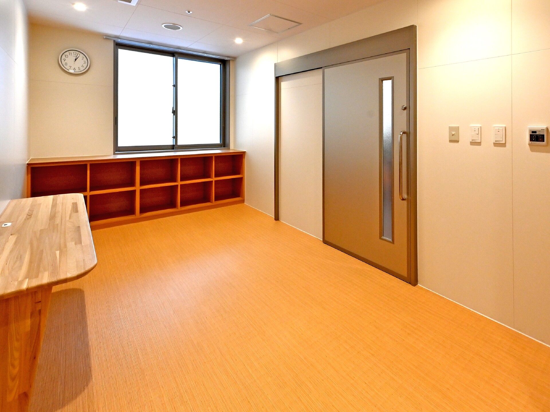 大きなスライドドアが設置された脱衣所には、２×５段の棚が置かれ、大きな窓も付いている。