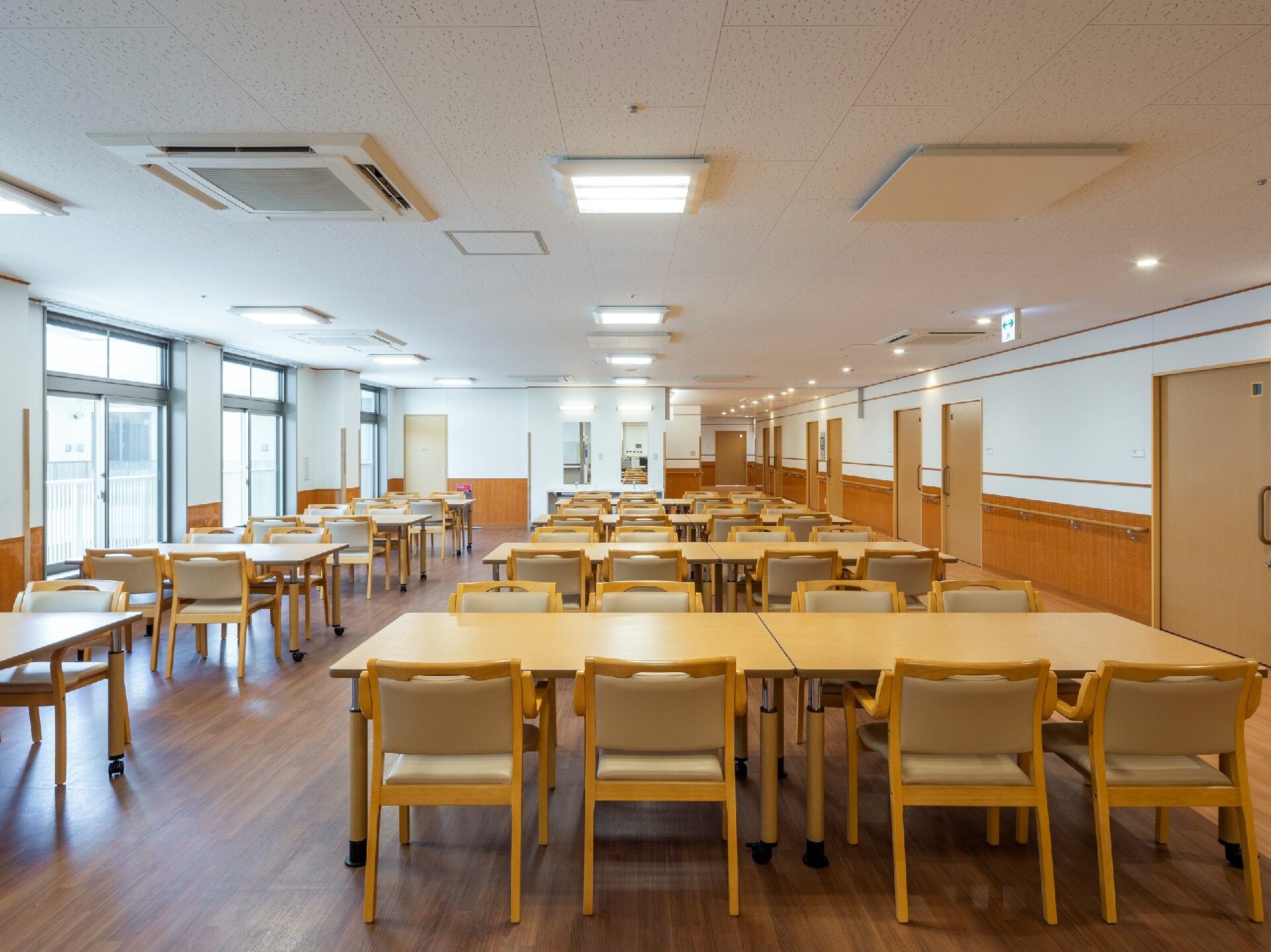 広々とした明るい食堂