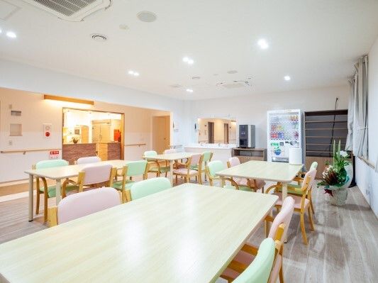 大きな自動販売機が設置され、ダイイングテーブルが複数置かれた食堂には、観葉植物も飾られている。