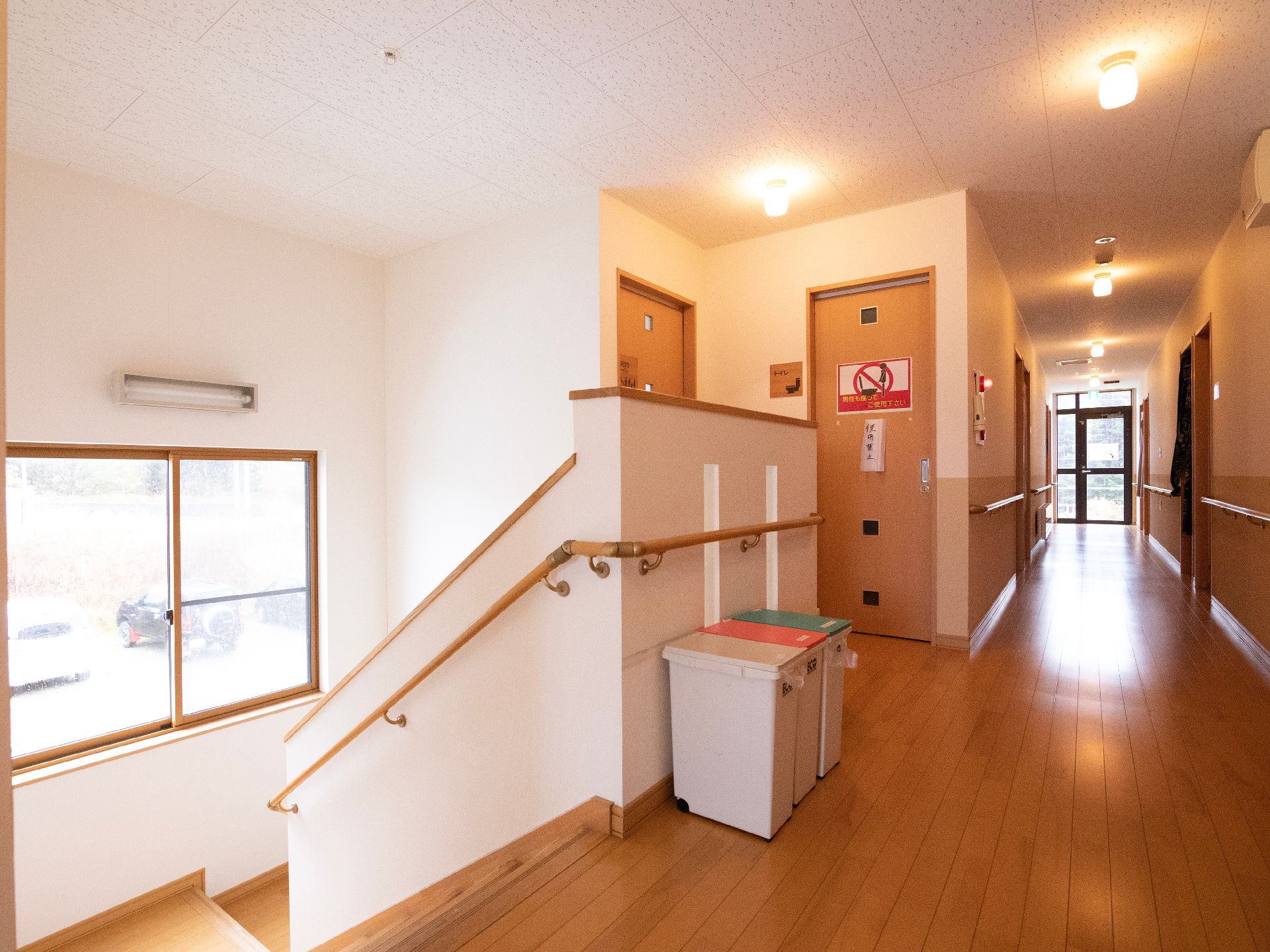 手すりが設置され、転倒防止の対策がなされた階段