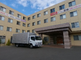 介護施設の外観と駐車場