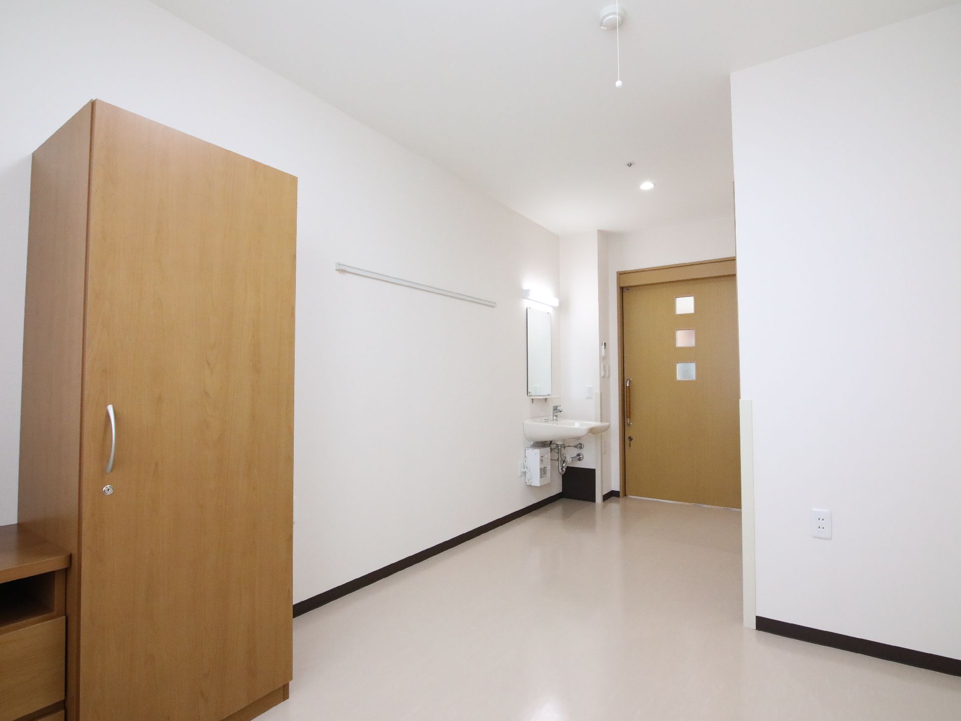 介護ベッドや家具が置かれた、面積の広い居室