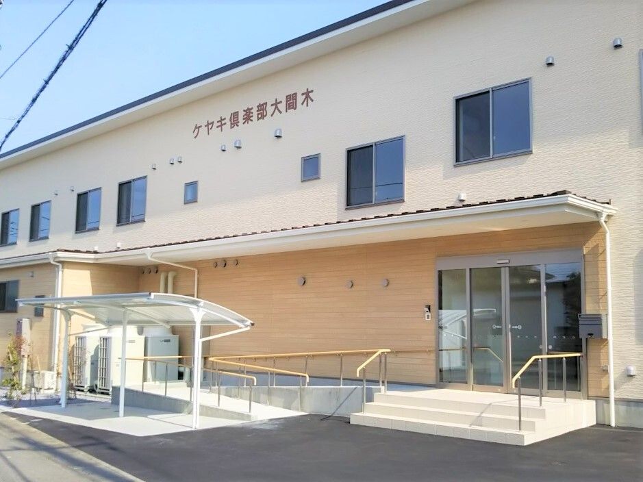 やわらかいツートンカラーの外壁が印象的な建物。サービス付き住宅ケヤキクラブの外観