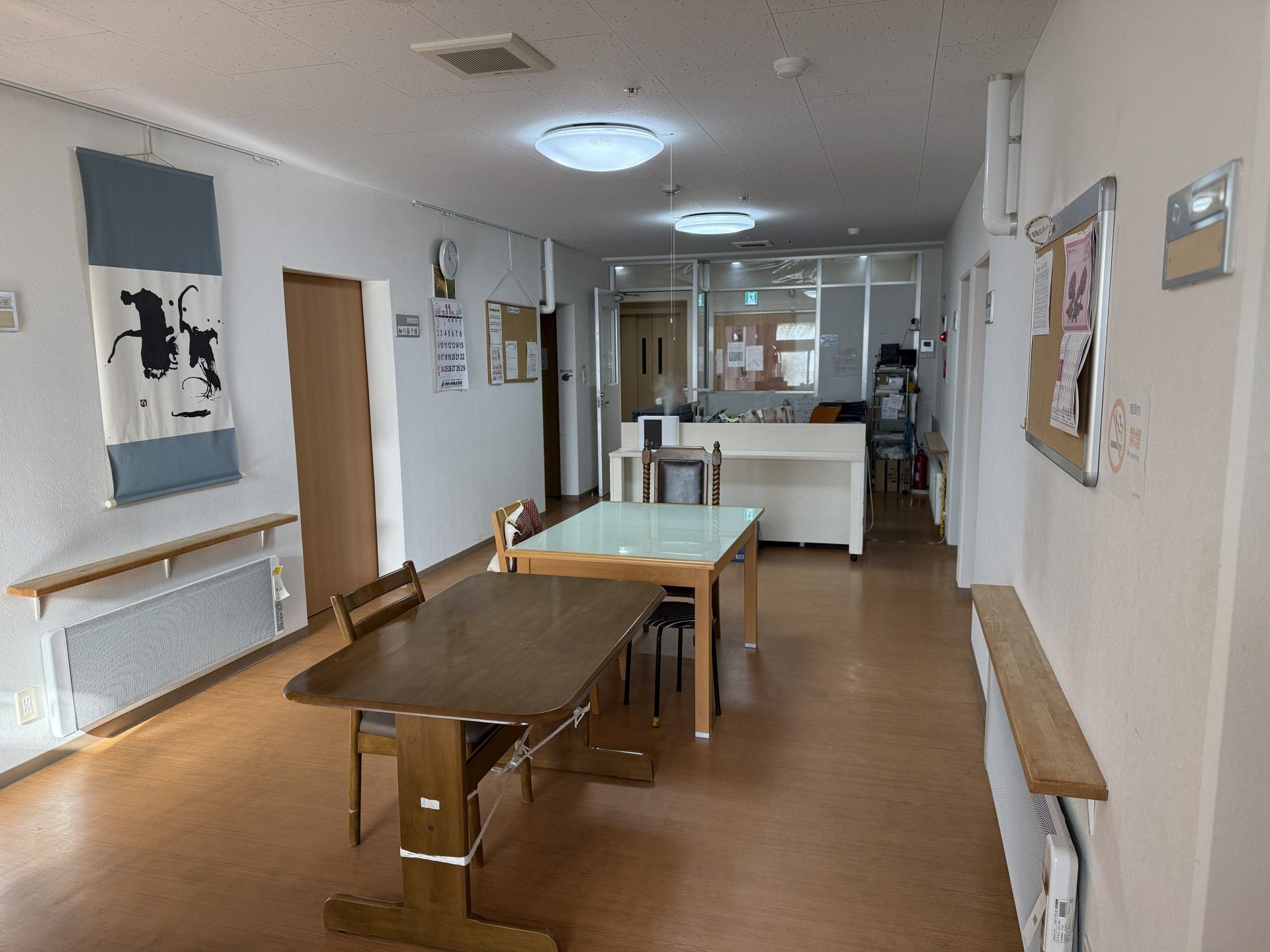 落ち着いた廊下の風景