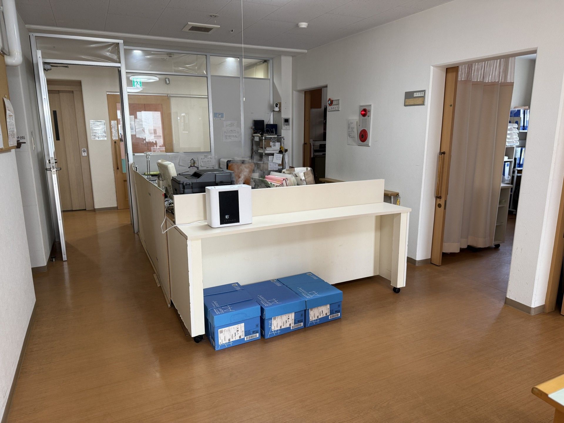 受付カウンターと廊下