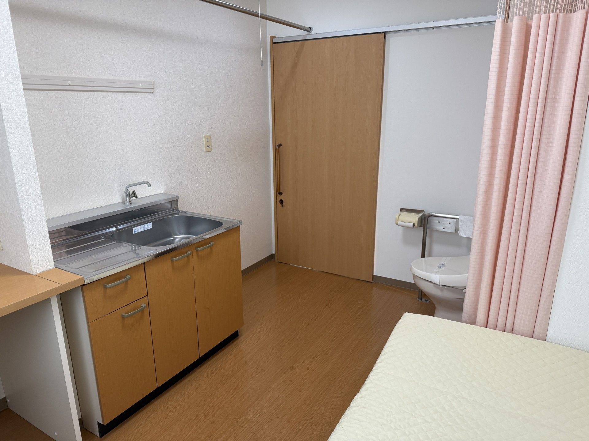 シンプルな居室の一角