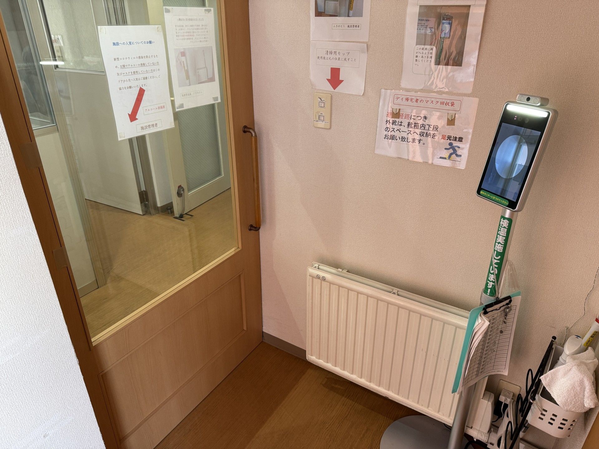 入口の案内と検温機