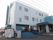 3階建ての建物は白とブルーで出入り口が二つあり、それぞれに手すり付きのスロープが付いている。
