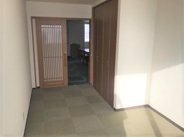 クッションフロアが敷かれた個室の部屋には引き戸が付き、大き目の収納スペースもある。