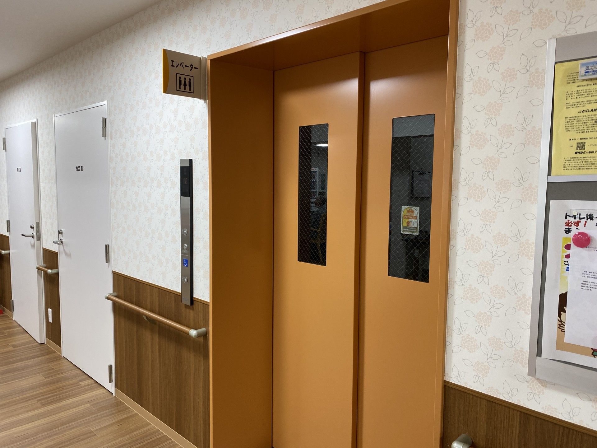 エレベーター前の廊下