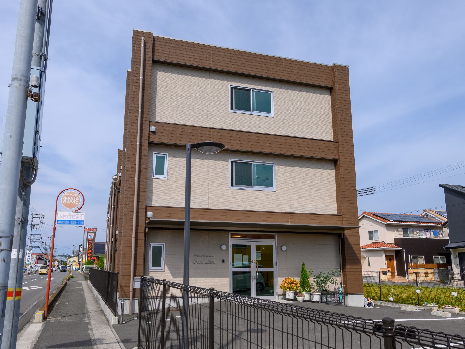 ３階建ての高級感ある外観