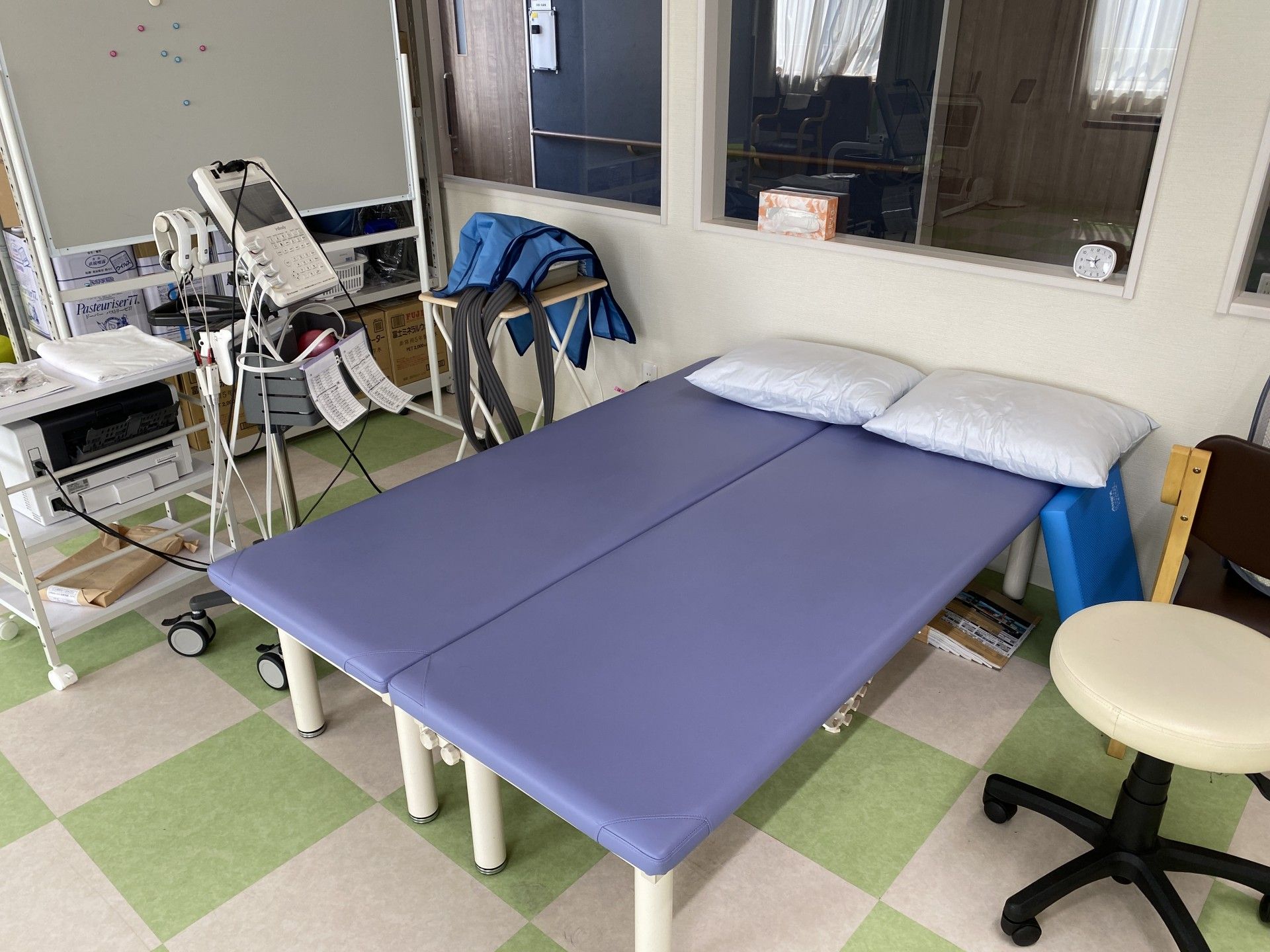 リハビリ用ベッドのある部屋
