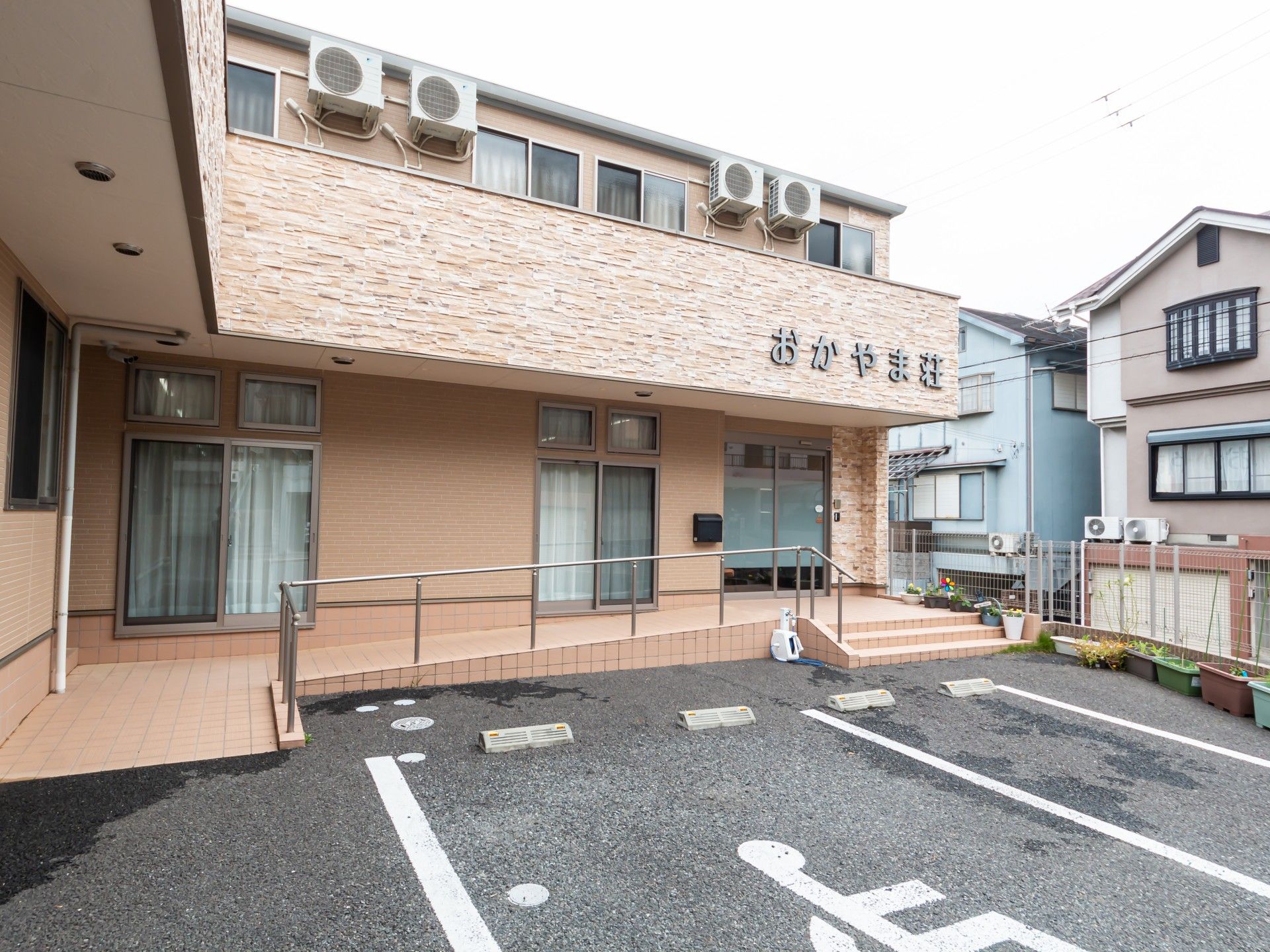 アクセス良好な施設入口