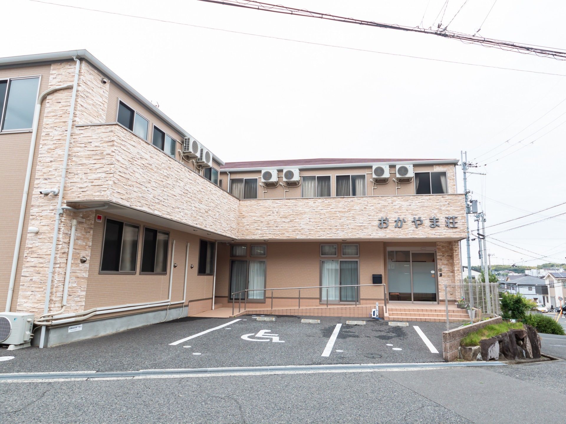 ゆったりとした施設の外観