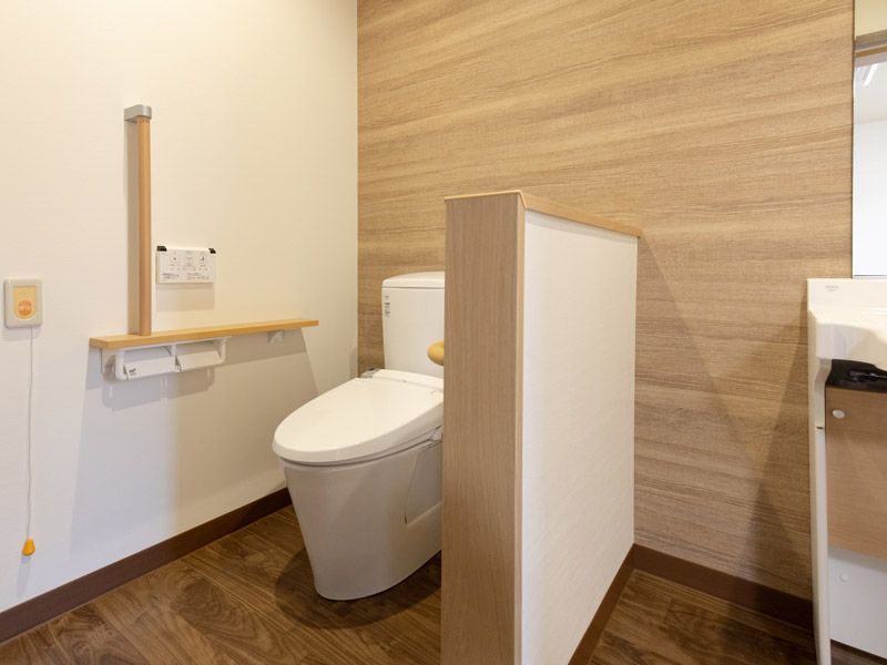 広々としたトイレ内には、ナースコールも設置されており緊急の時も安心です。