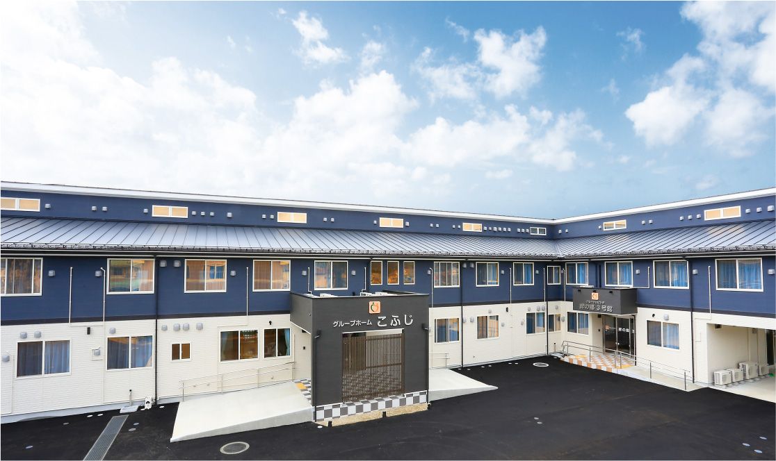 青い屋根の建物外観