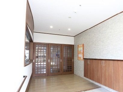 木製の扉と廊下