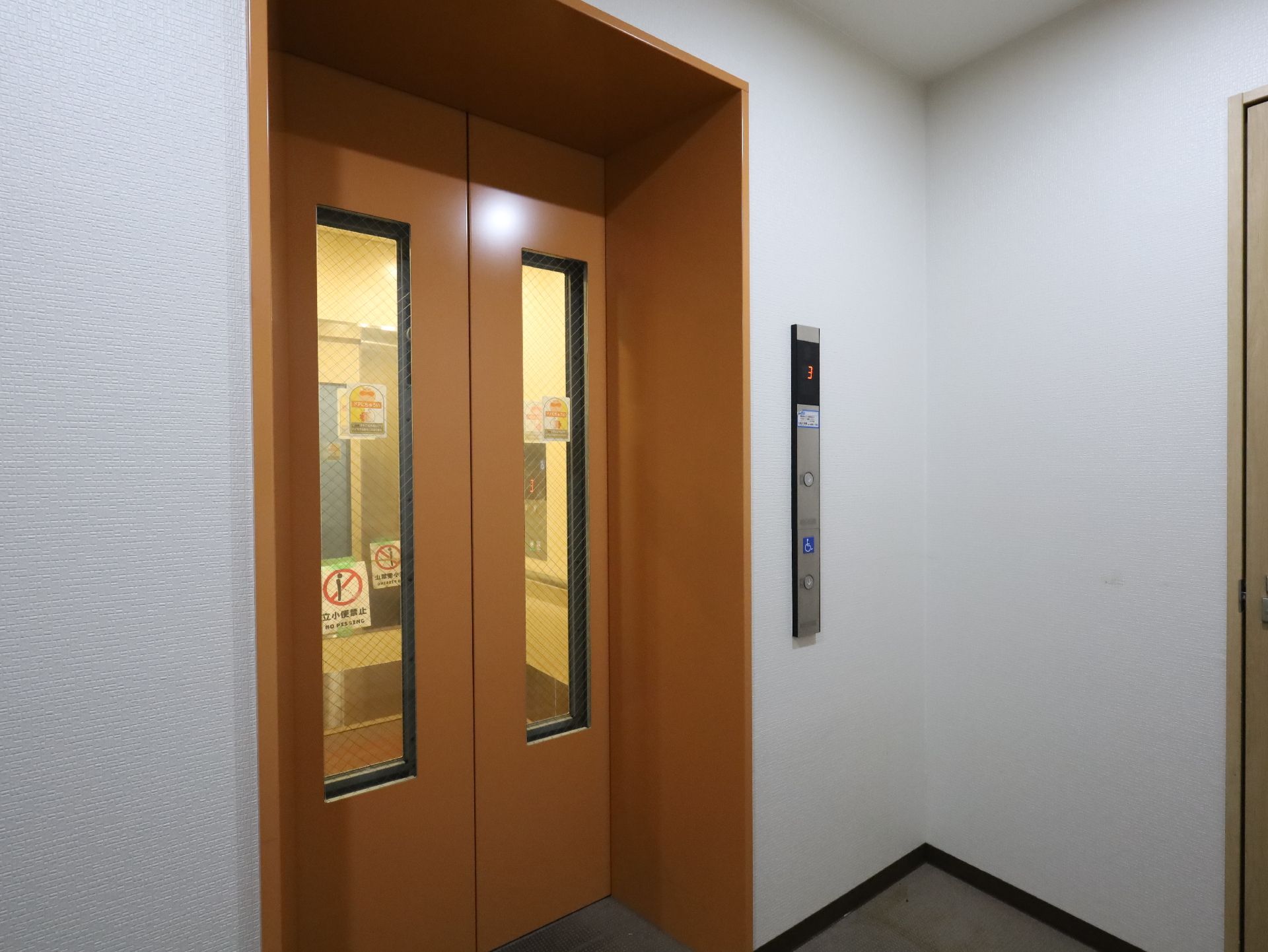 安全に利用できるように手すりがついているエレベーター