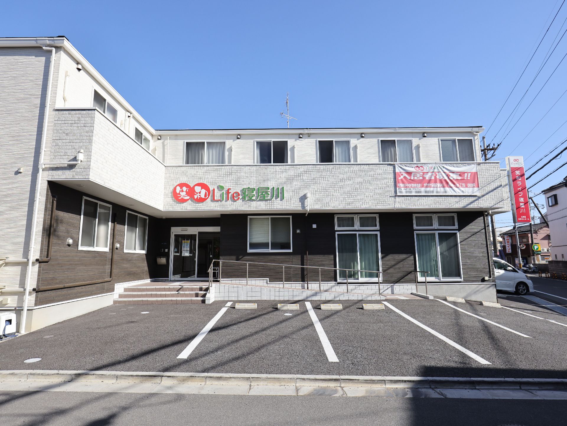 2階建ての住宅型有料老人ホームの外観