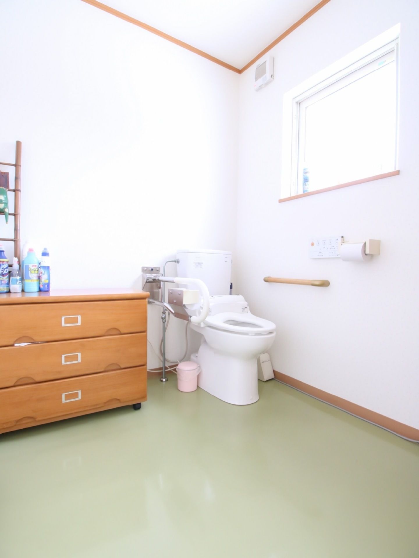 白を基調とした内装で、清涼感のあるトイレである。大きな窓があるので、外光が差し込んで大変明るく、換気もしやすい。