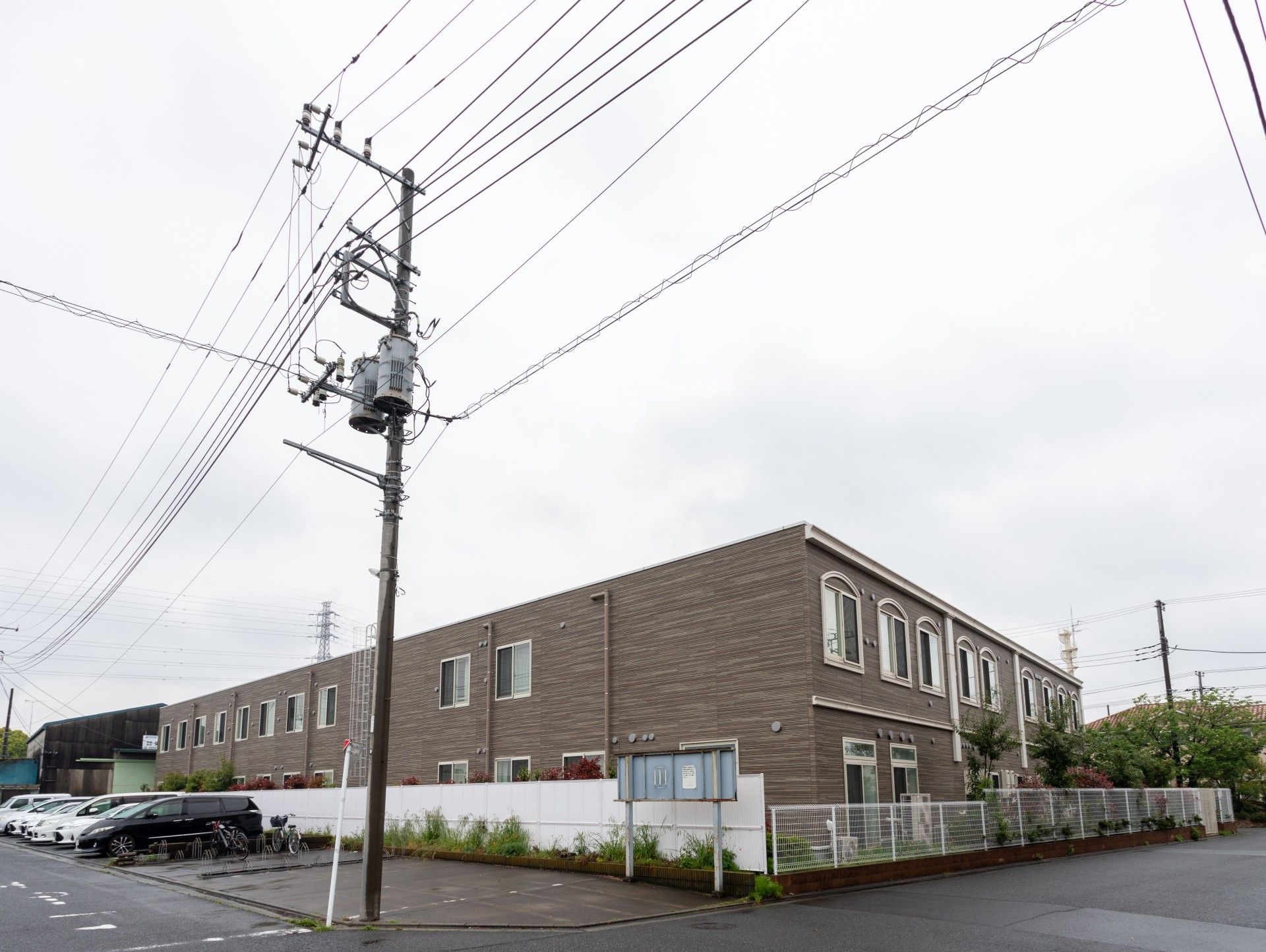 ゆったりとした外観の建物