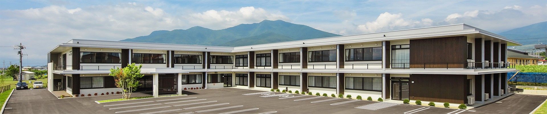 広々とした施設の外観