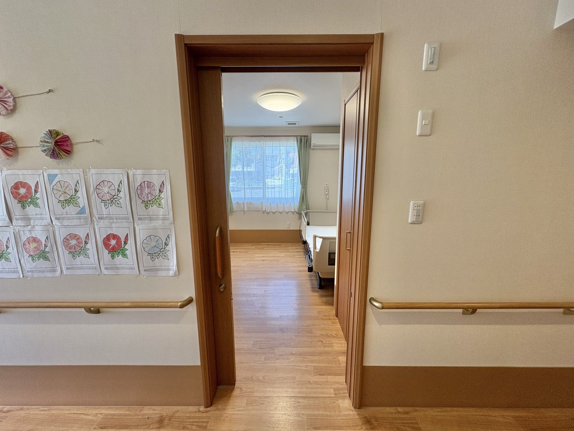 明るい個室の入口