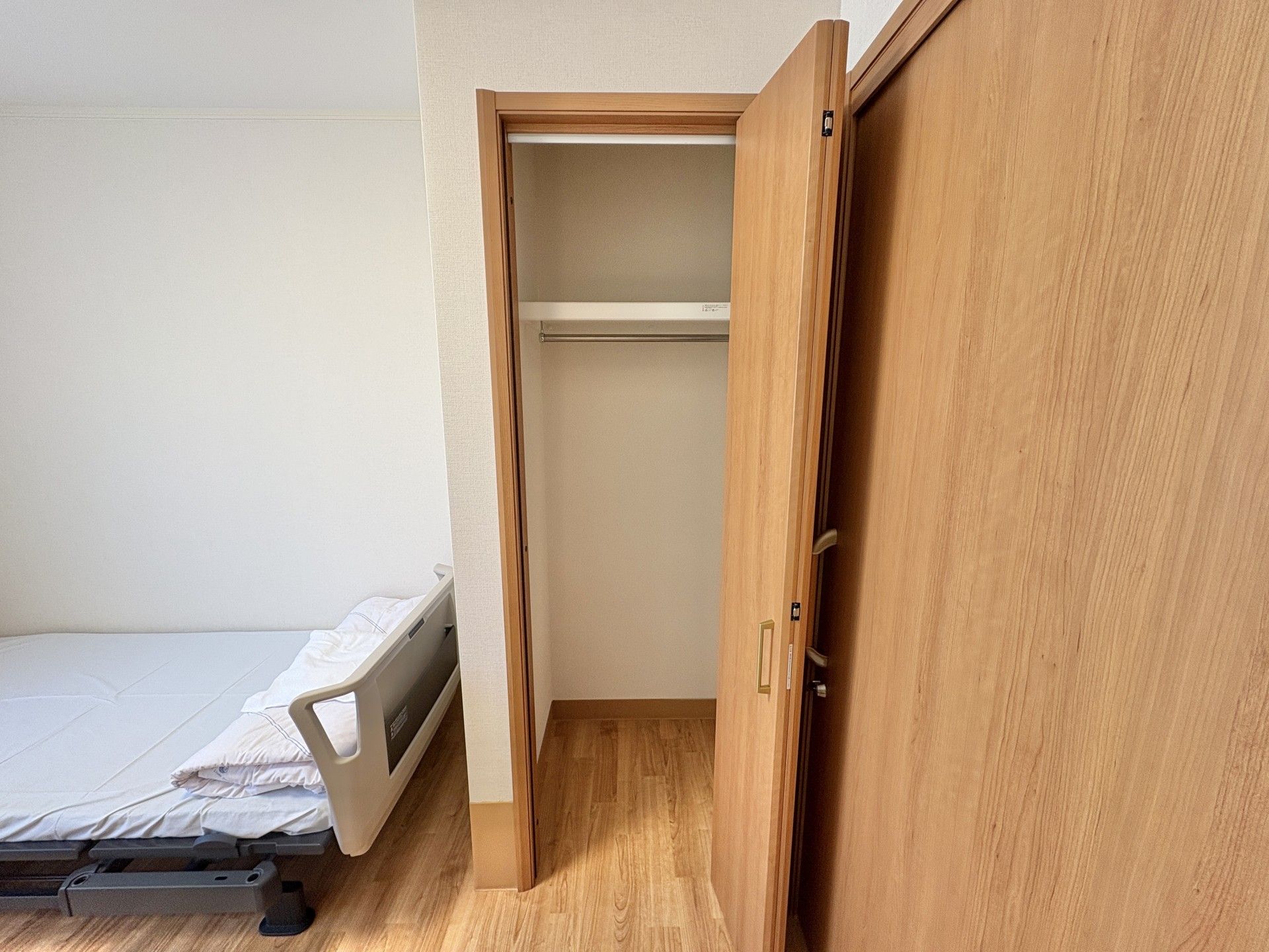 ベッドとクローゼットの部屋