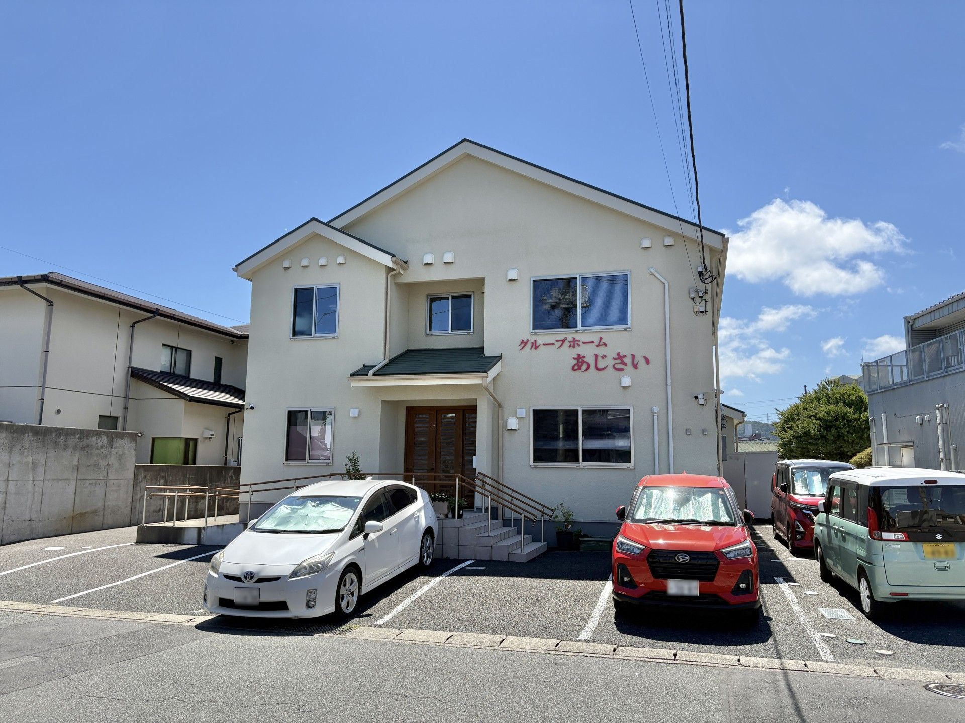 駐車場のある建物外観