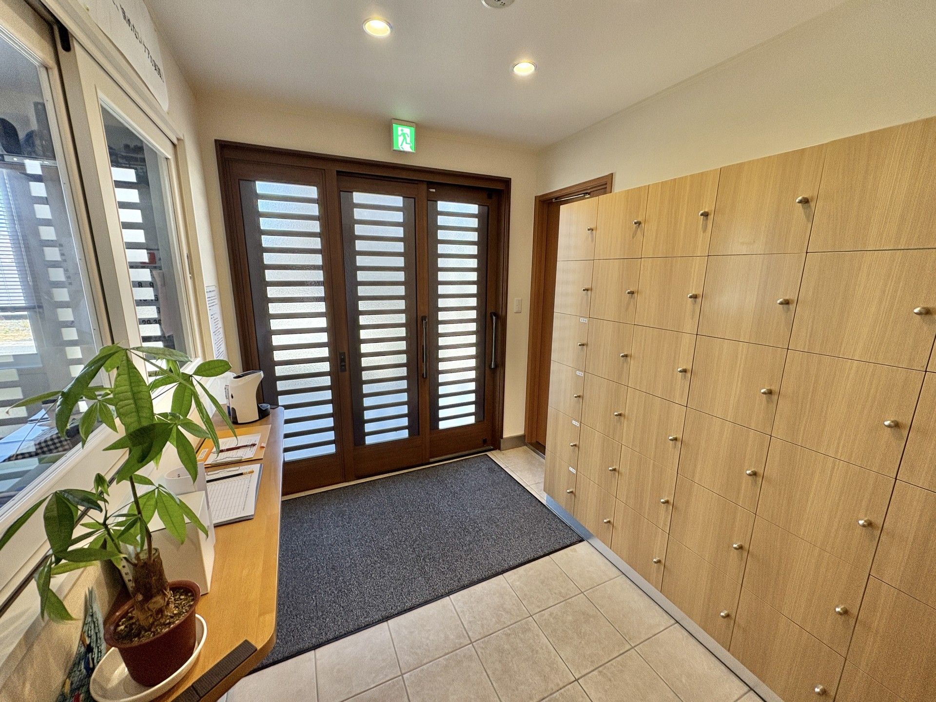 明るい玄関の様子